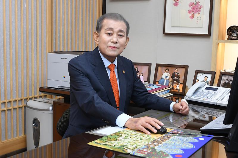 군수님_집무사진