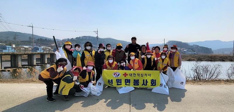 적십자부녀회_삼동암천_환경정화(1)