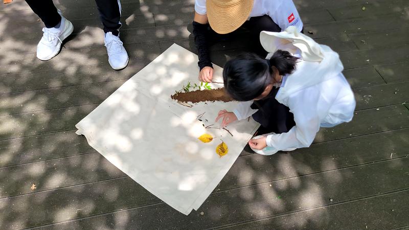 마니산치유의숲_체험객이_자연물을_이용해_놀이를_즐기고_있다