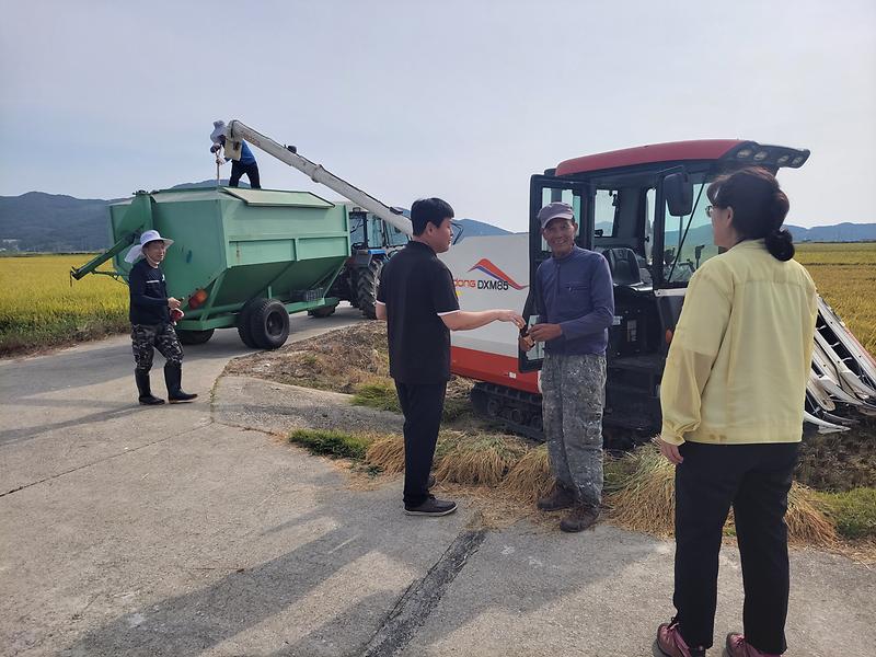 삼산면_벼베기_현장_방문_(1)