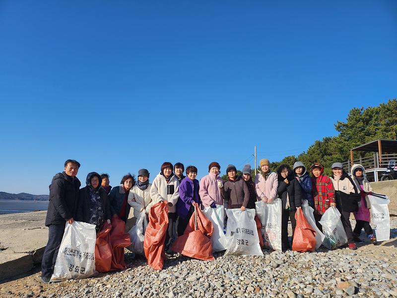 서도면_주문1리_부녀회,_깨끗한_주문도_해변_만들기에_앞장서_(2)