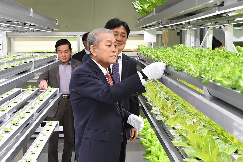 식물공장을_둘러보는_유천호_군수