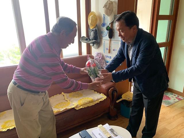 송해면_카네이션_전달