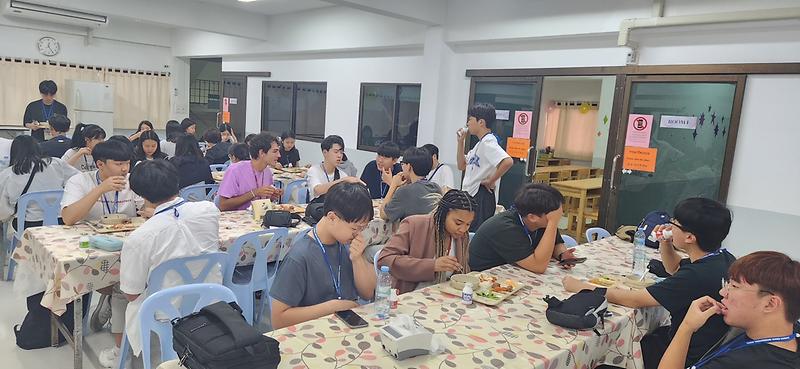 원어민_선생님들과_함께_밥을_먹으며_친목을_다지는_모습