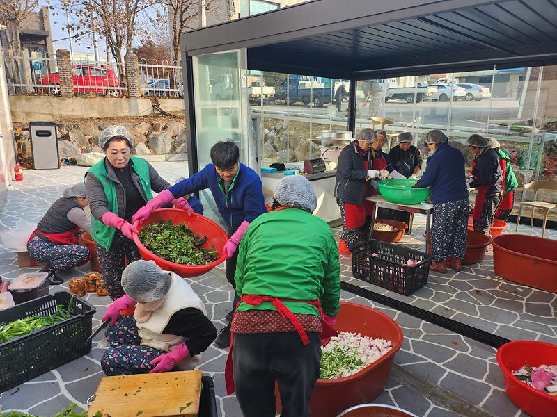 양도면_새마을부녀회_김치_나눔_(2)