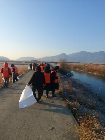 양도면,_영하의_날씨_속_길정천_정화_활동_(1)