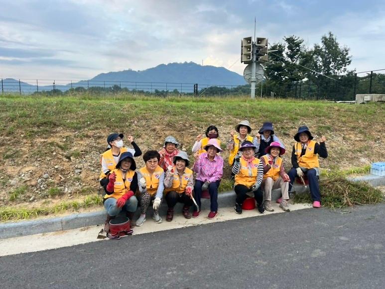 양사면_적십자_부녀봉사회,_클린화단_잡초_제거_1