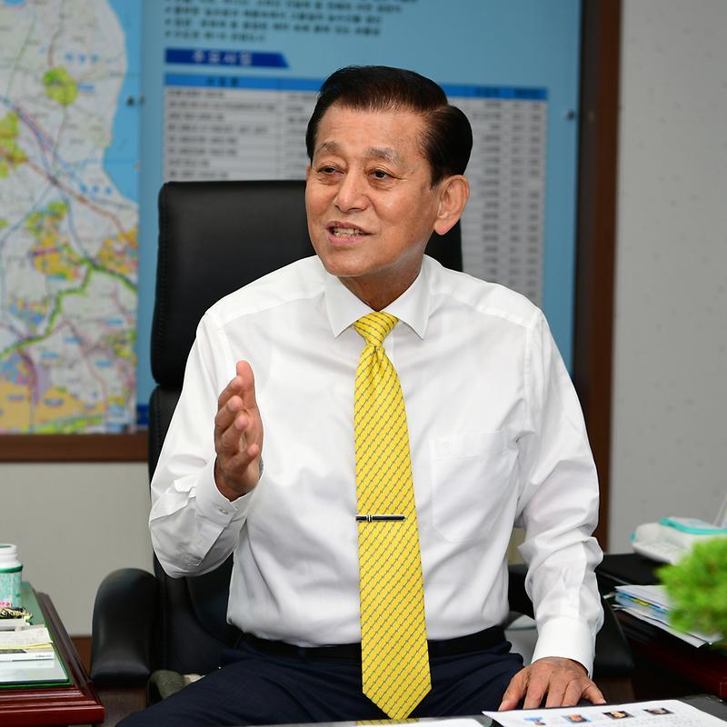 유천호_군수님_집무_사진4