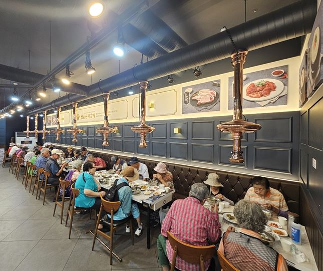 강화군_노인복지관,_명륜진사갈비_강화점과_함께하는_추석맞이_식사_나눔_행사_(2)