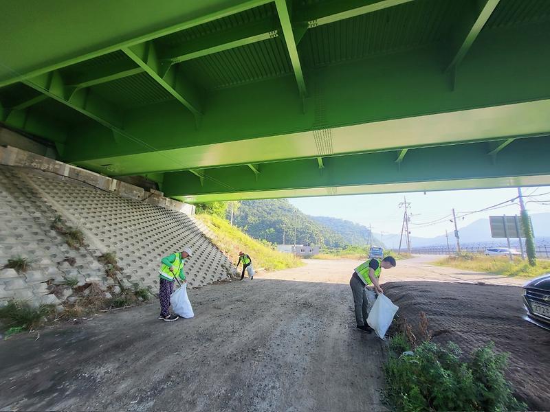 강화읍_주민자치위원회,_강화대교_일원_쓰레기_수거__(2)