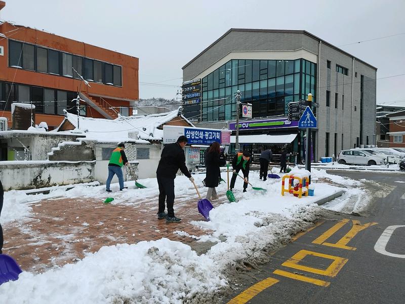 강화군,_눈삽_들고_행정력_총동원…‘제설_총력전’(1)