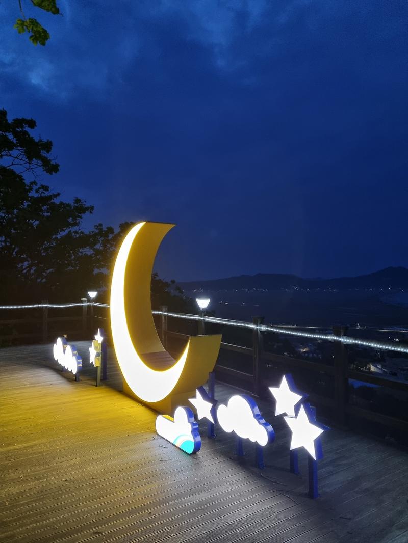 강화군,_석모도_휴양림_산책로_야간_경관조명으로_빛나_(4)