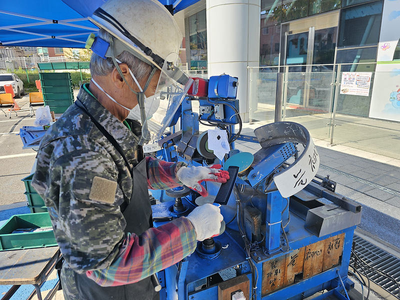강화군행복센터,_김장철_대비_‘칼갈이_봉사’_인기_만점_(1)