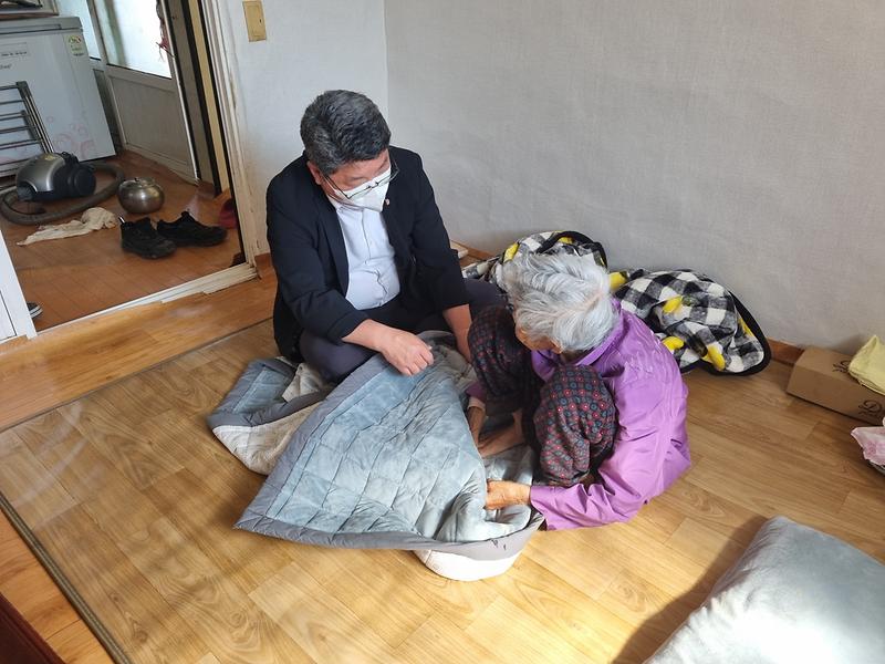 길상면,_가정의_달_맞이_홀몸_어르신_안부_확인_나서_(1)