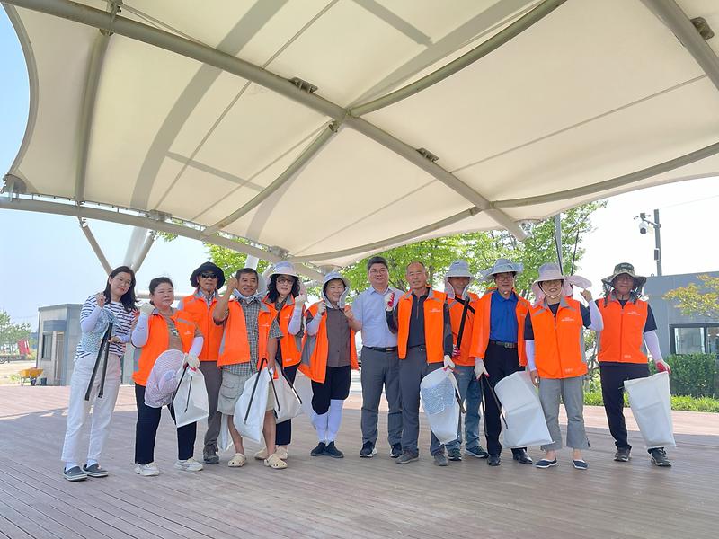 길상면_사회보장협의체,_초지대교_일대_정화_구슬땀