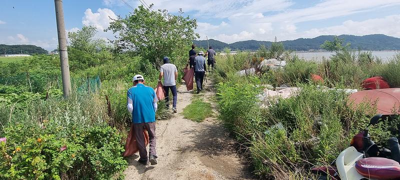 교동면_체육진흥후원회_해안가_및_나들길_대청소_(1)