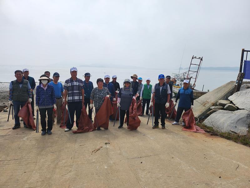 교동면_게이트볼분회,_해안가_및_나들길_정화_활동_(1)