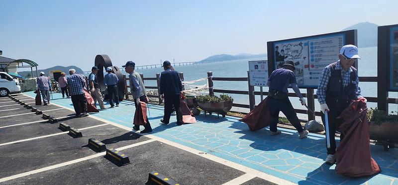 교동면_건강게이트볼회,_해안_쓰레기_수거_앞장_(1)