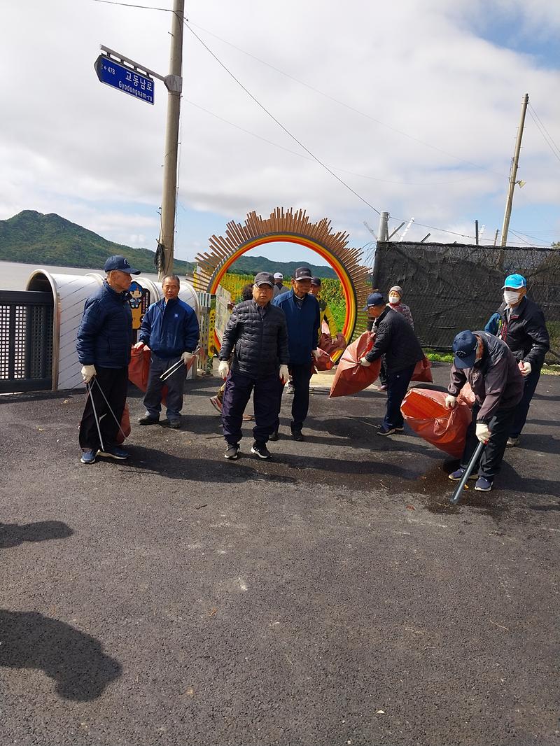 교동면_건강게이트볼회,_해안가_및_나들길_청소_(1)