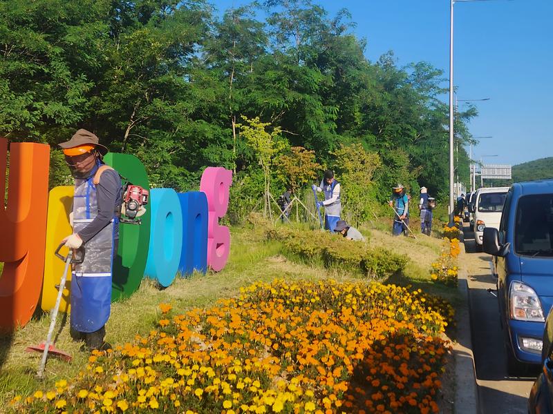 교동면_이장단,_교동대교_입구_화단_정비