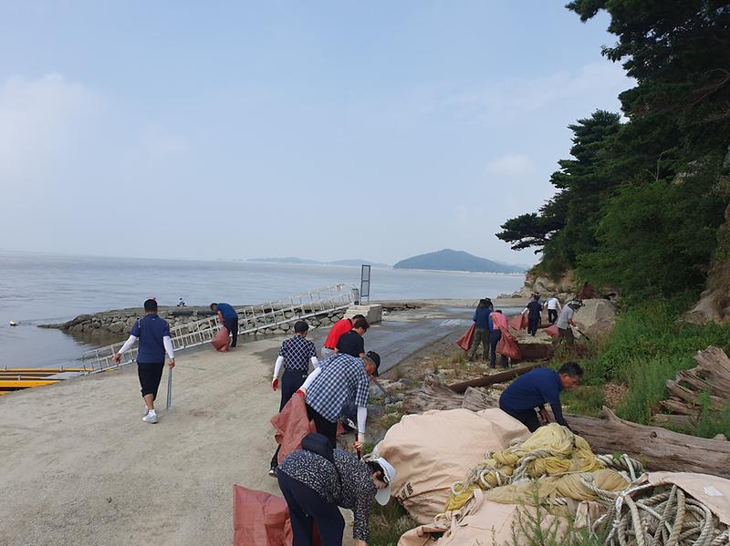 교동면_이장단,_해안_쓰레기_수거_앞장_(2)