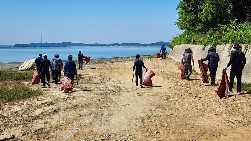 교동면_이장단,_해안_쓰레기_수거로_교동_사랑_앞장