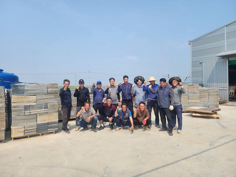 교동면_이장단,_폐비닐_및_폐모판_수거_활동_(1)