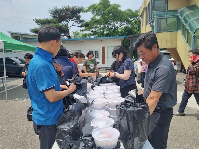 교동면_지역사회보장협의체,_여름철_입맛_돋울_오이김치_나눔_(3)