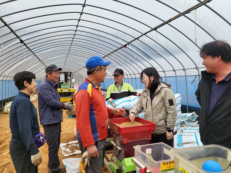 교동면,_못자리_현장_방문_격려_(1)