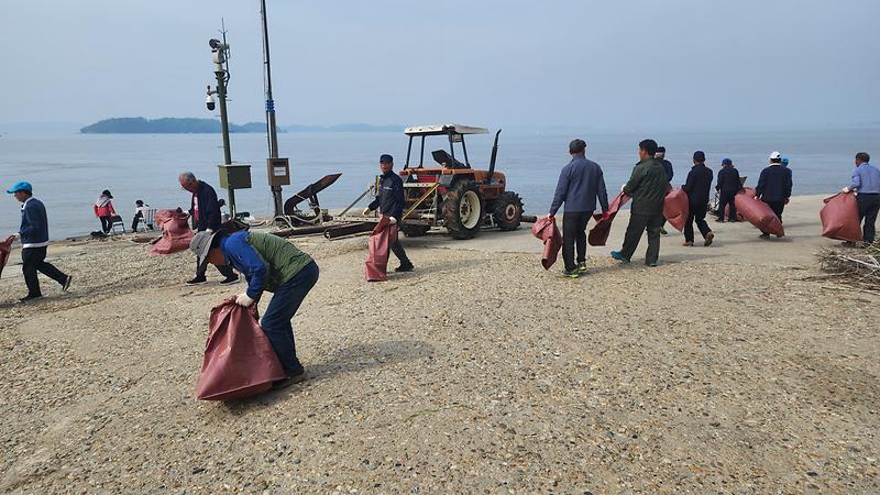 교동면_노인회,_해안_쓰레기_수거로_교동_사랑_실천