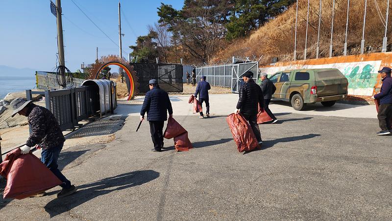 교동면_노인회,_해안쓰레기_수거_(2)