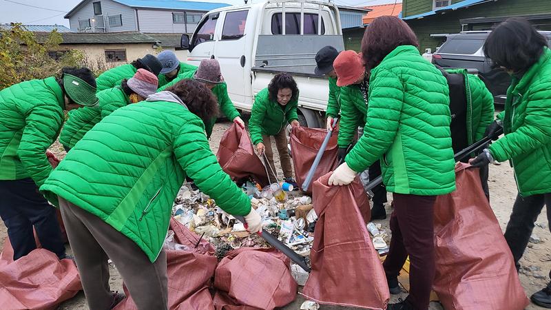 교동면_새마을부녀회,_대룡시장_정례_대청소_동참
