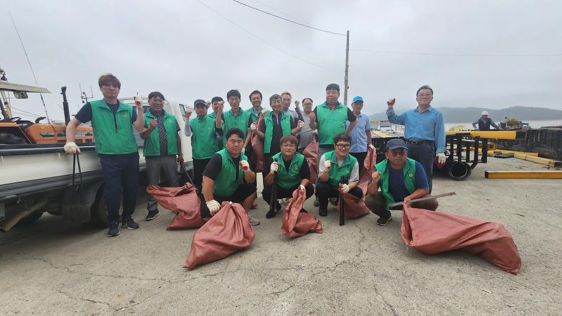 교동면_새마을지도자협의회_해안쓰레기_수거_(1)