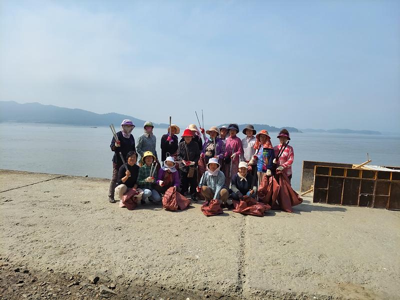 교동면_생활개선회,_해안가_쓰레기_수거_활동_펼쳐_(1)