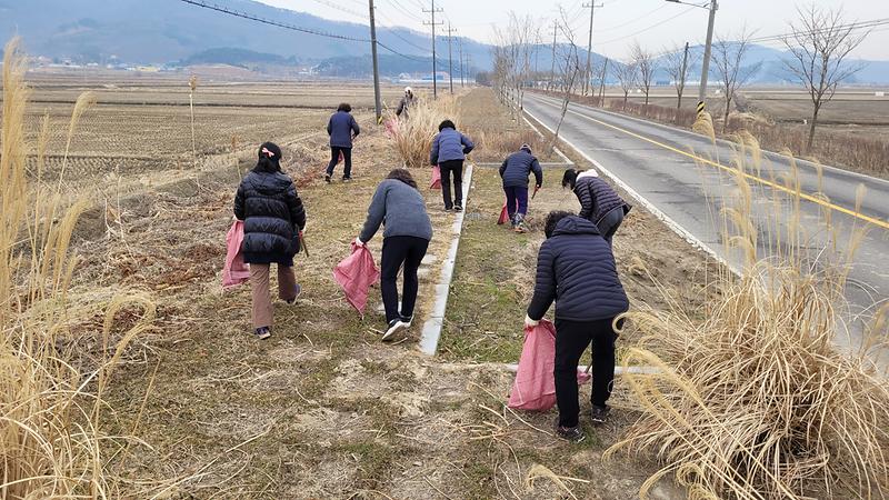 하점면_한국여성농업인회,_새봄_맞이_환경_정비_활동__(2)