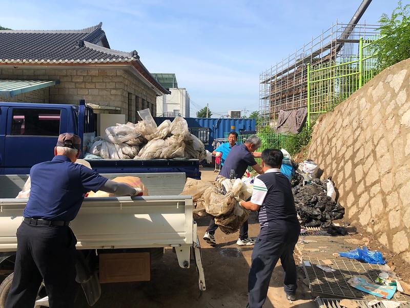 하점면_이장단,_폐비닐_및_농약병_집중_수거_(1)