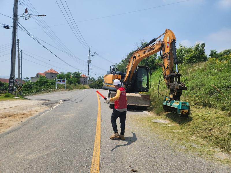 화도면,_안전한_주행_환경을_위한_도로변_제초_작업