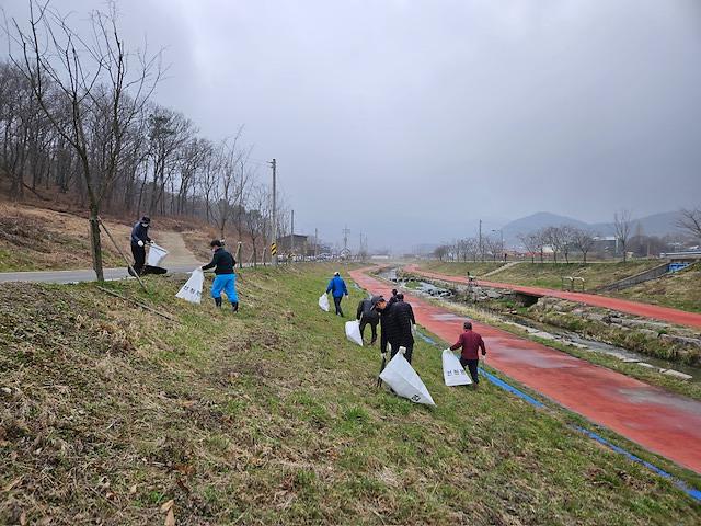 선원면_이장단,_봄철_환경정화_앞장(1)