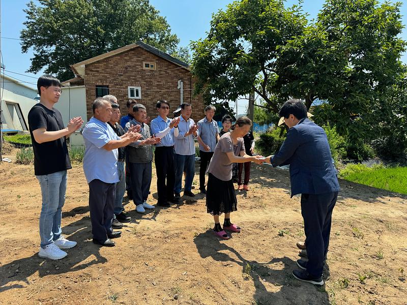 송해면_13개_기관단체,_화재_피해_독거노인에_성금_전달