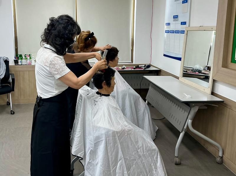 송해면_주민자치위원회,_어르신_이·미용_봉사_활동_실시