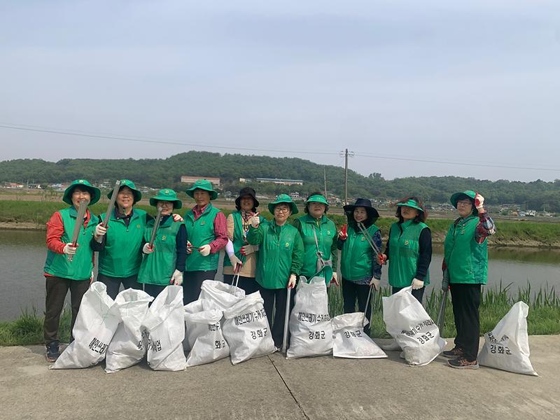 송해면_새마을부녀회,_하천변_환경정화_활동_전개_(1)