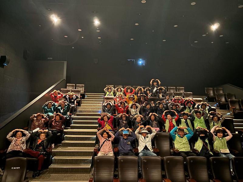 양도면_지역사회보장협의체,_어르신들과_영화관람_나들이