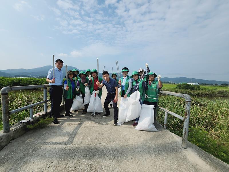 양도면_새마을부녀회,_능내천_환경정화_활동_실시_1