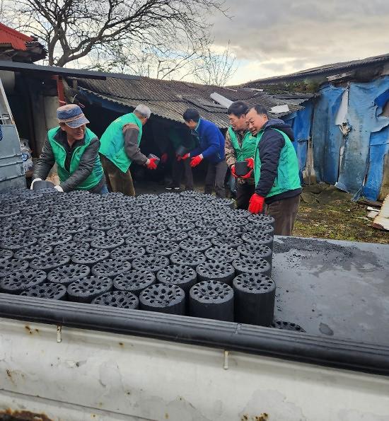 양도면_새마을남녀지도자_강추위_녹일_연탄_배달_2