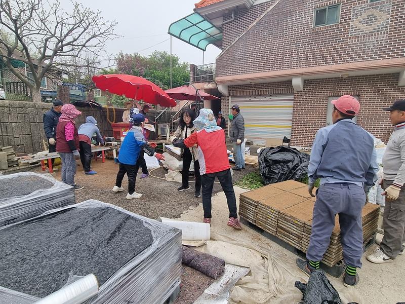 양사면_못자리_작업_구슬땀,_영농현장_격려로_큰_힘_(1)