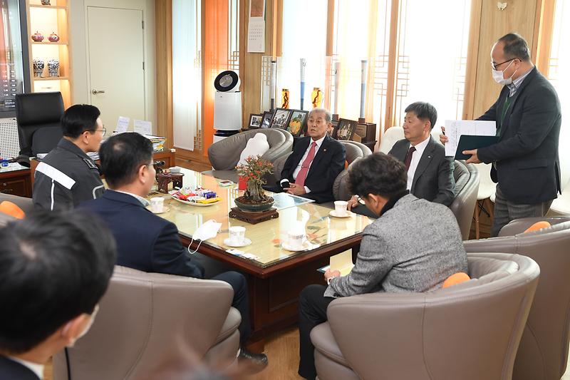 유천호_군수,_인청해양경찰_서장과_간담회_가져_(6)