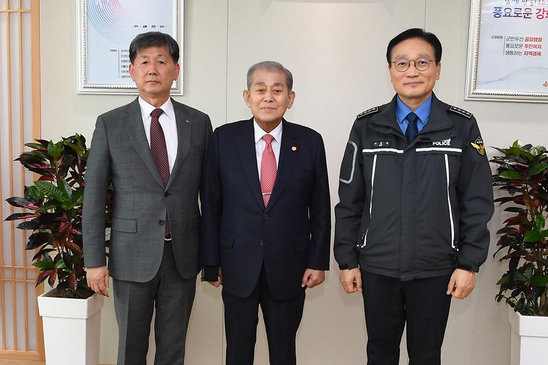 유천호_군수,_인청해양경찰_서장과_간담회_가져_(9)