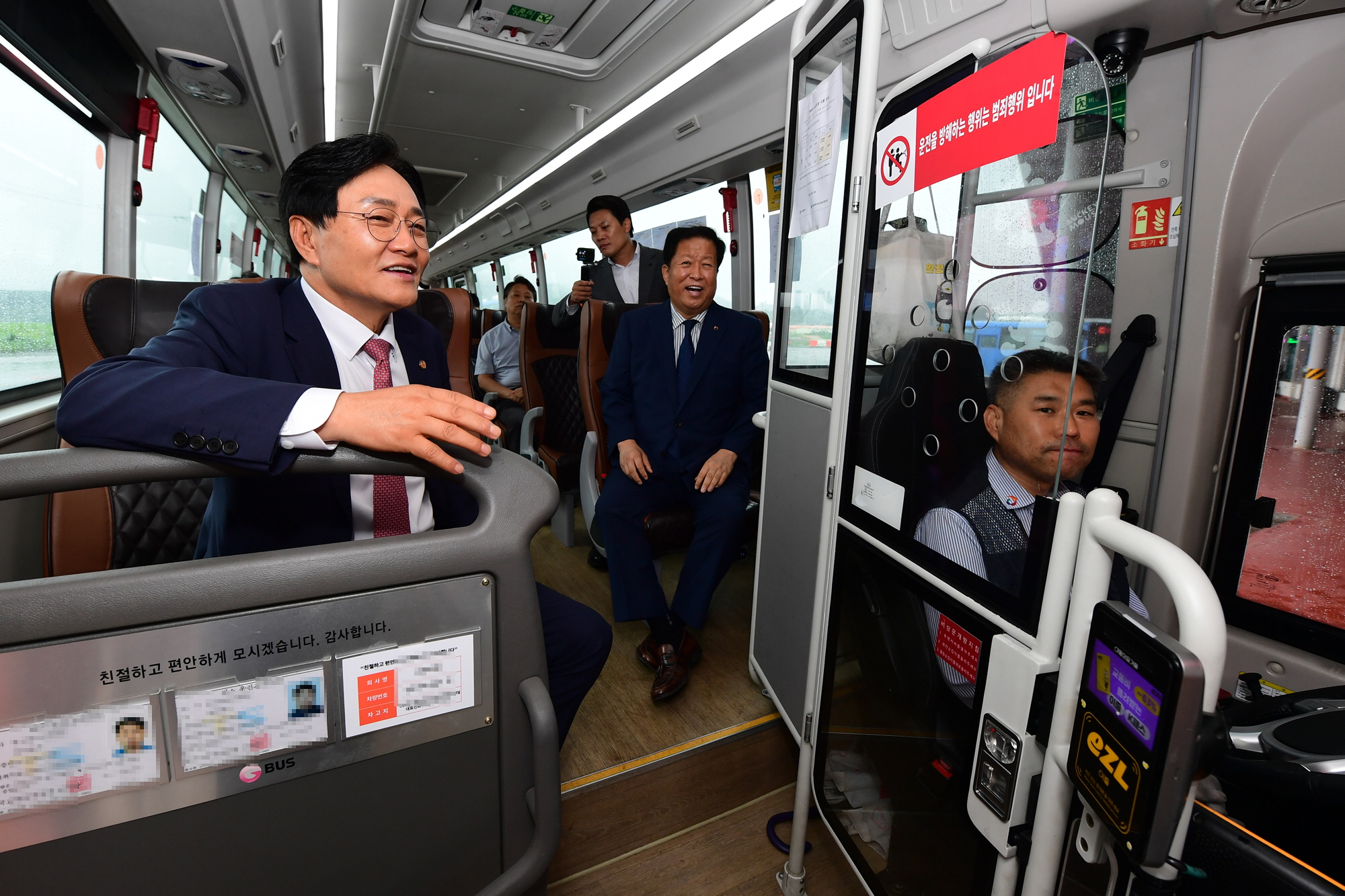 박용철_강화군수,_3000번_버스_증차_운행_첫날_현장_방문…_“계속해서_광역교통망_개선할_것”(1)