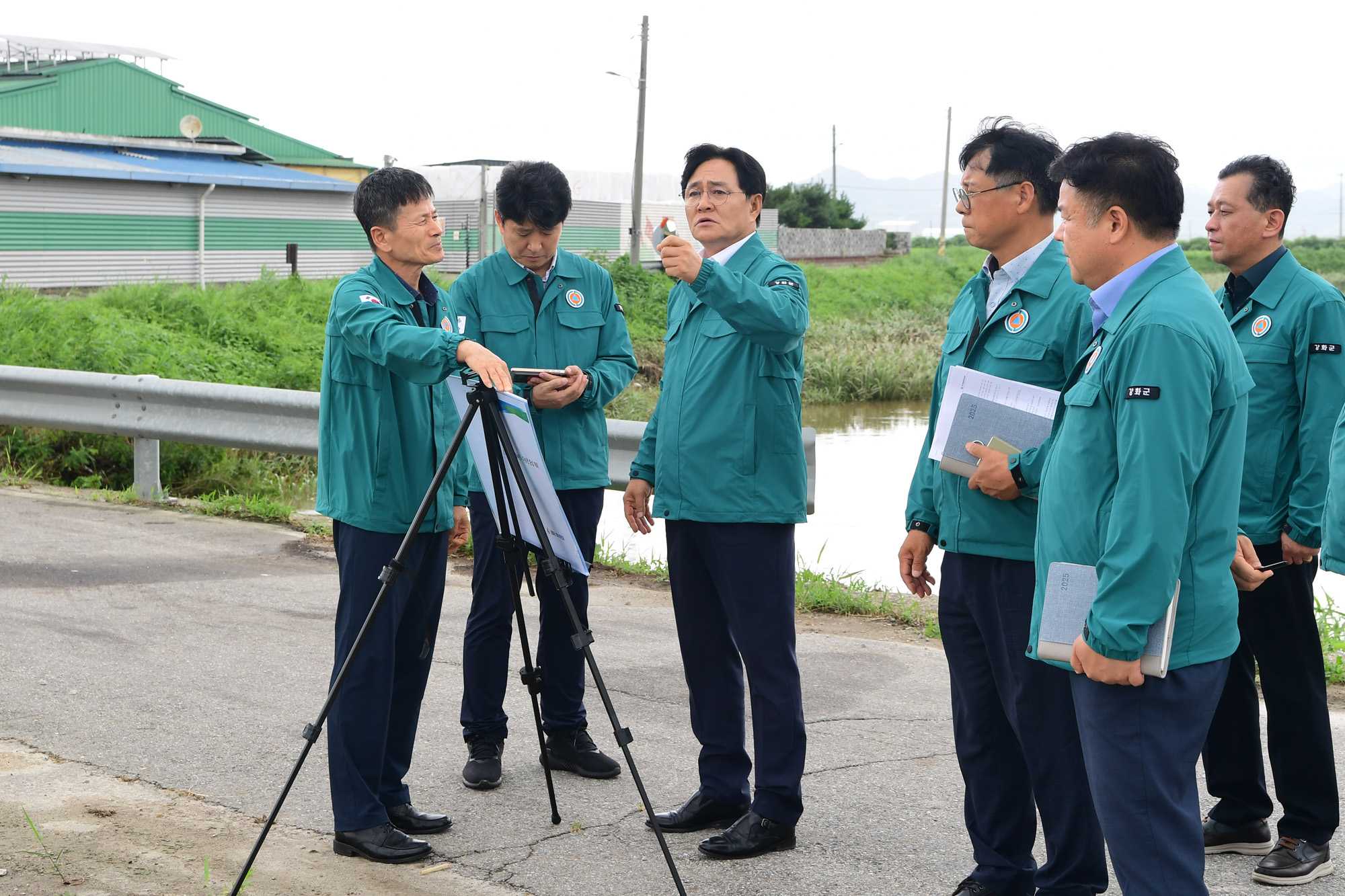 박용철_강화군수,_“현장에_답이_있다”…_찾아가는_이동군수실로_현장_밀착_행보_이어가(1_다송천_현장확인)