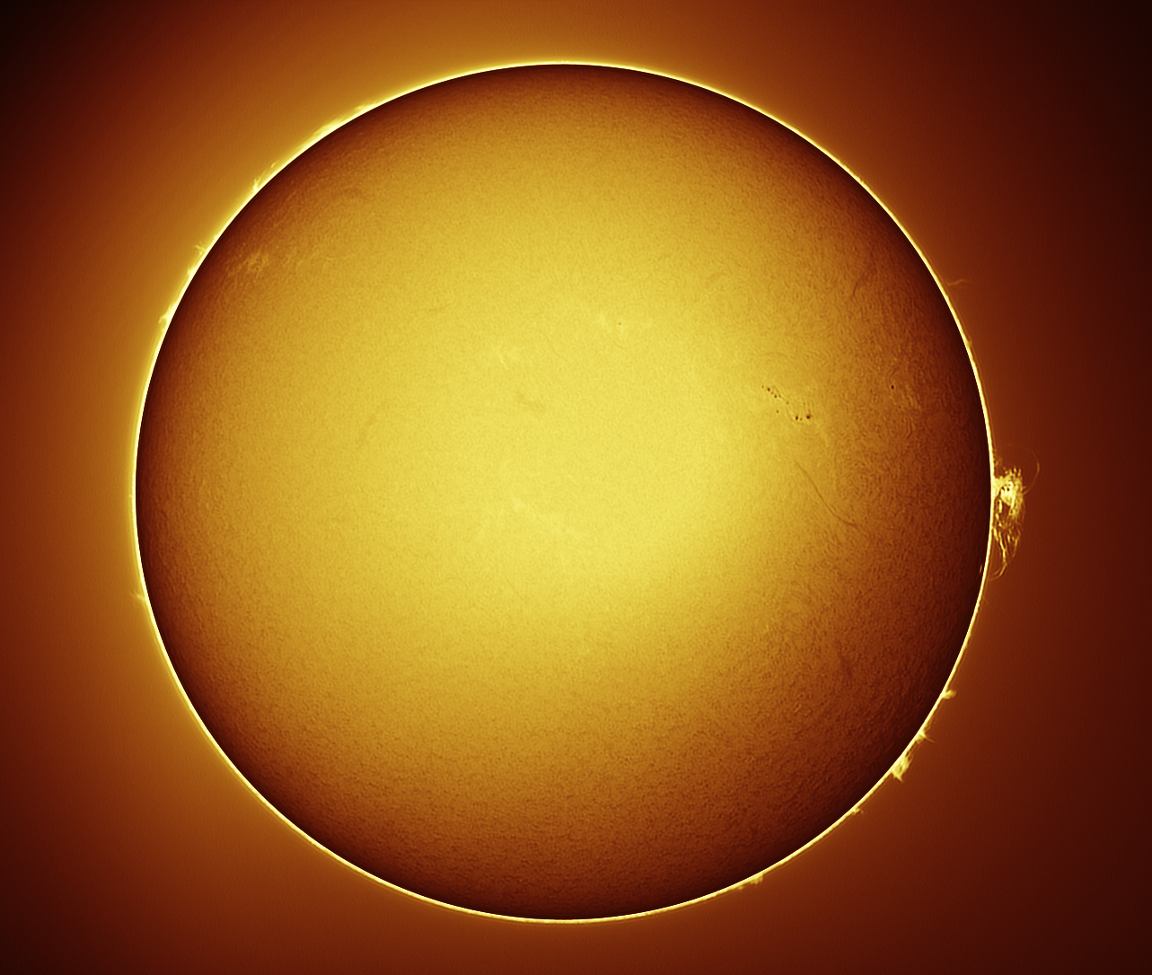 강화천문과학관,_태양_극대기_맞아_특별프로그램_운영(3_실제_관측된_태양_흑점과_홍염)